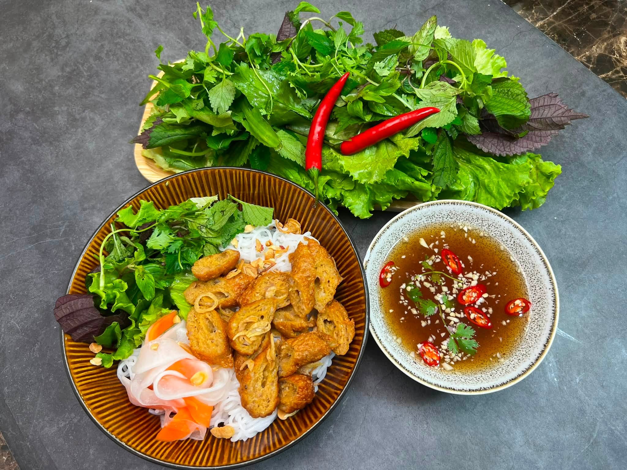 Bún trộn nem nướng